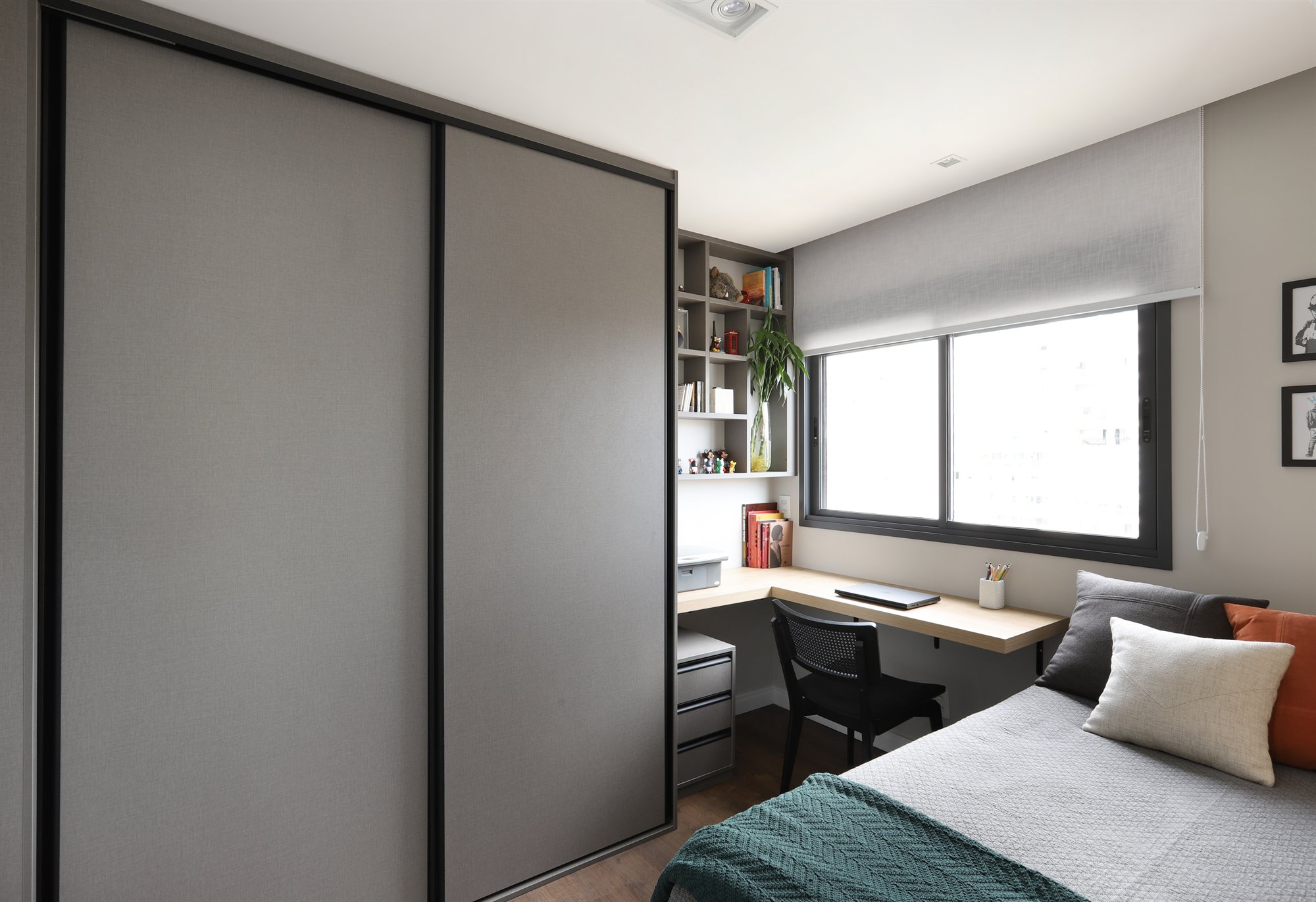 Projeto Lapa: Quarto com armário de correr, bancada sob a janela e cama de casal.