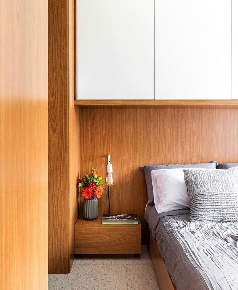 Projeto Liberdade: Detalhe da cama e do criado-mudo integrados ao painel de madeira.