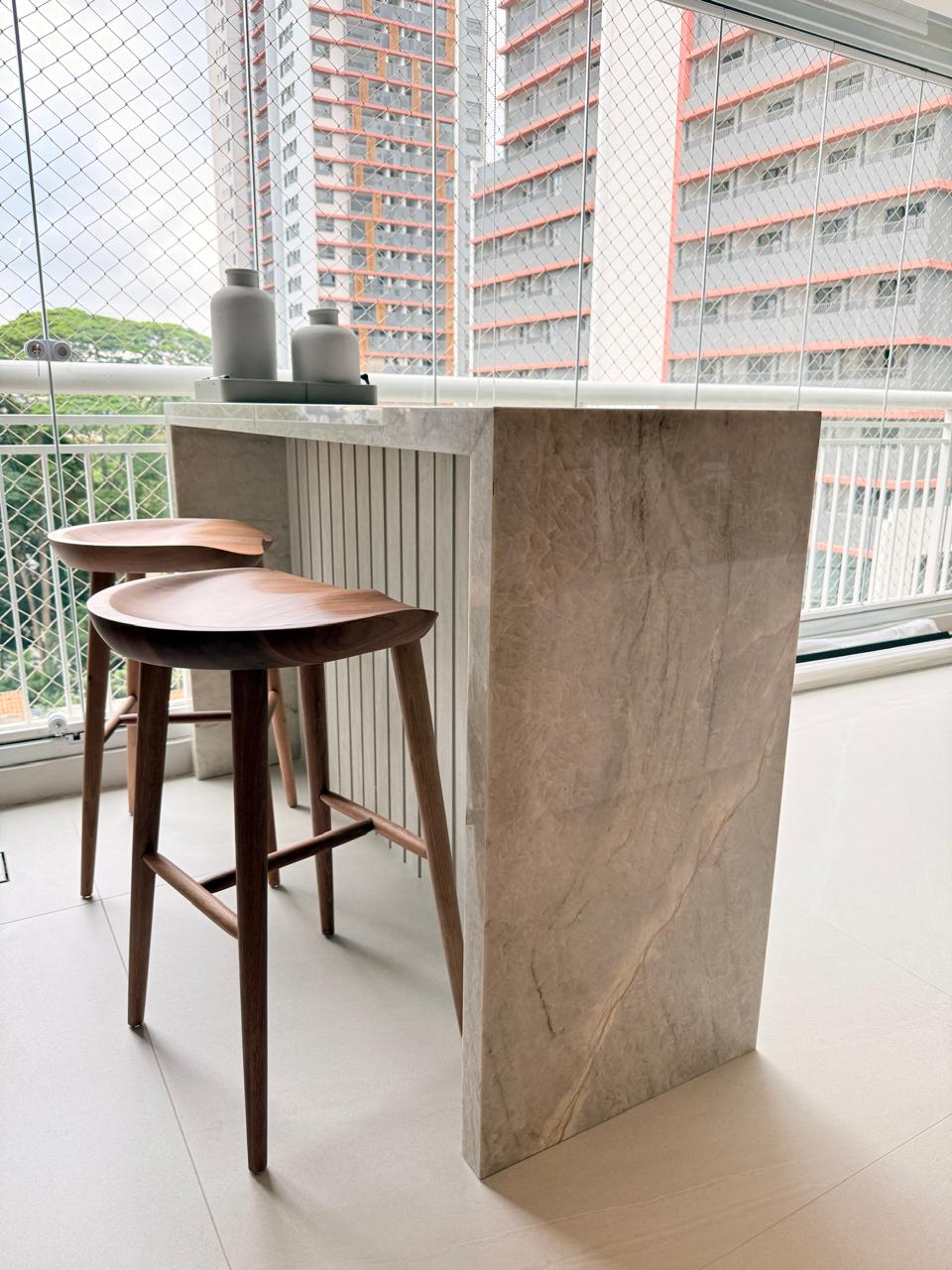 Projeto Santo Amaro: Bancada com banquetas junto à varanda envidraçada.