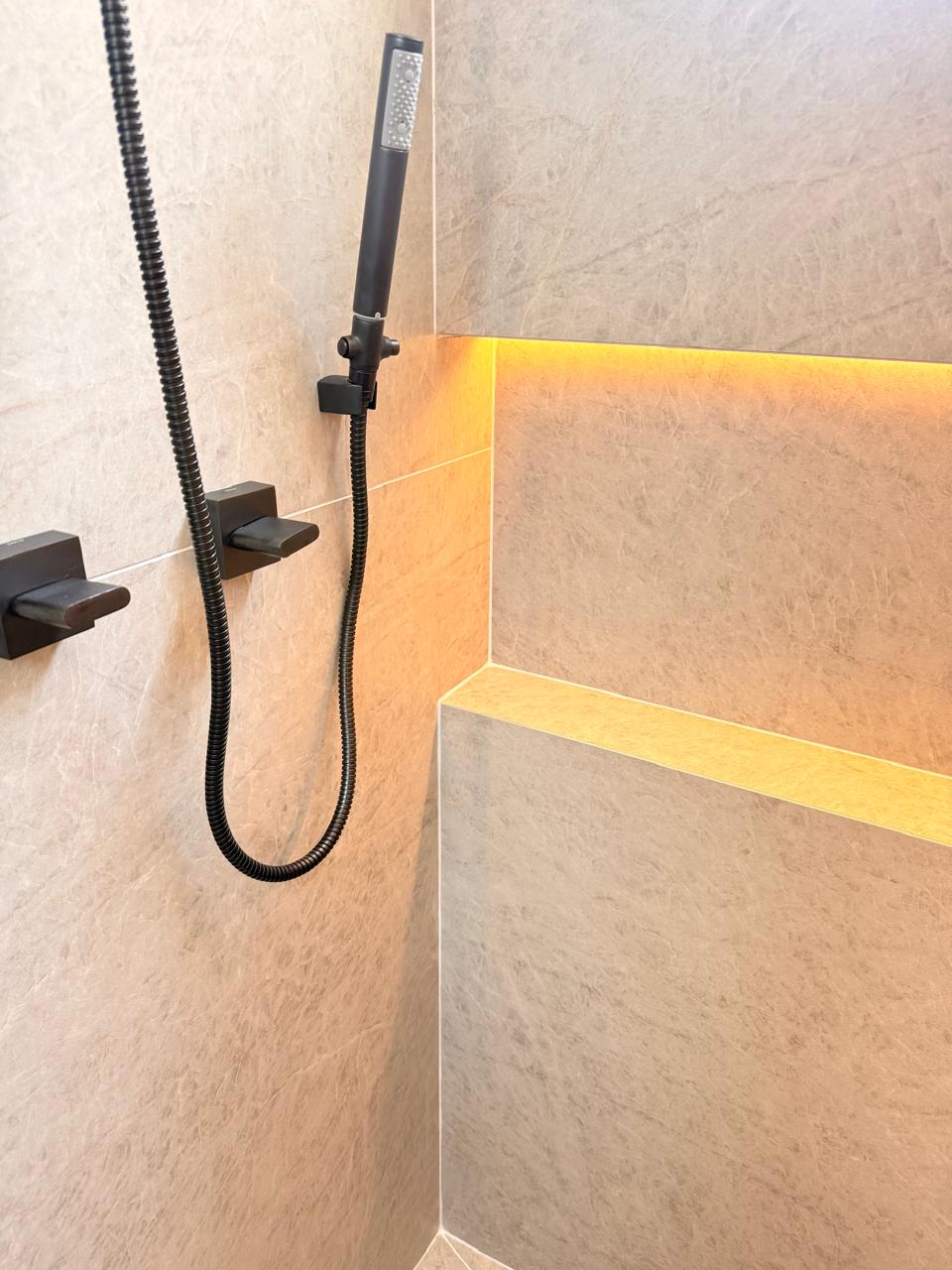 Projeto Santo Amaro: Detalhe do box com nicho e iluminação embutida.