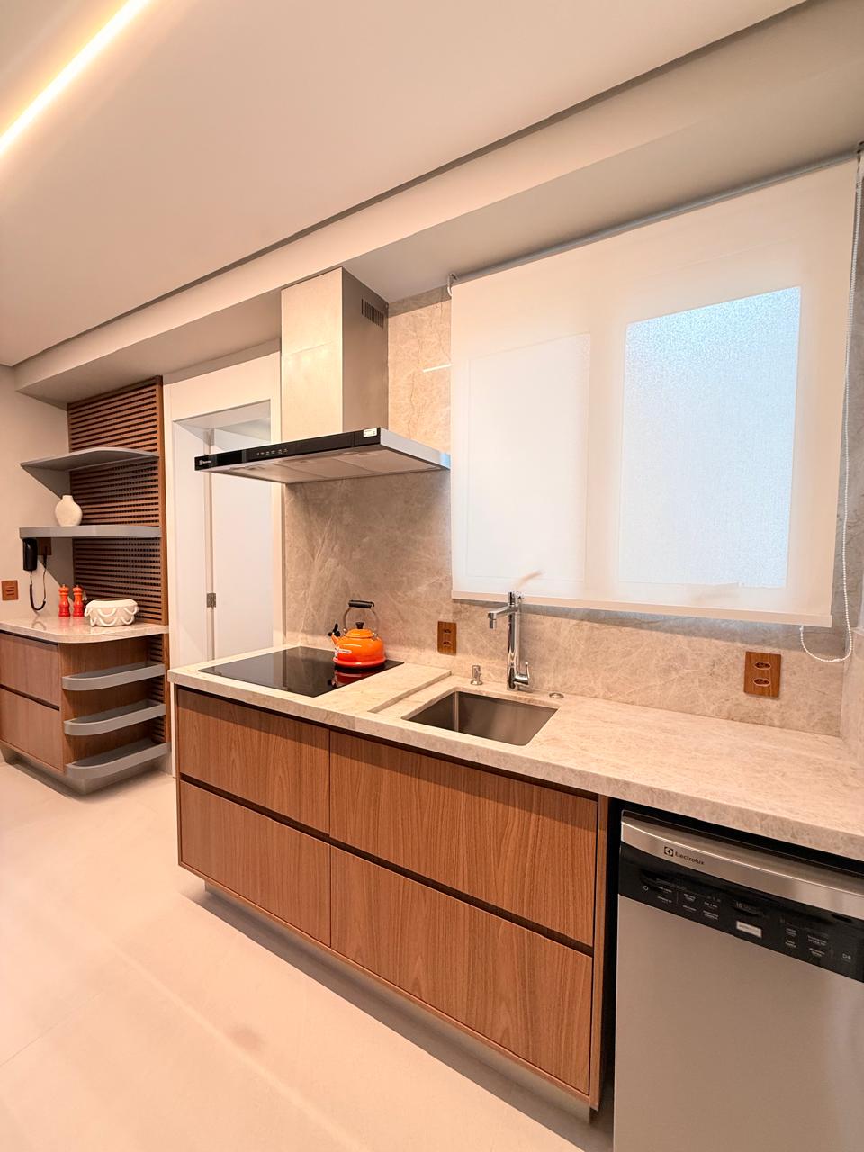 Projeto Santo Amaro: Cozinha com bancada, cooktop e armários planejados.