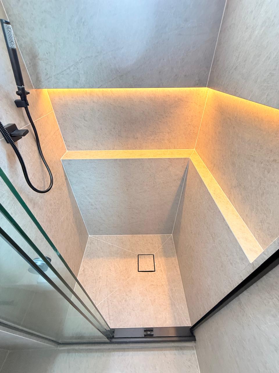 Projeto Santo Amaro: Detalhe do piso e iluminação do box do banheiro.