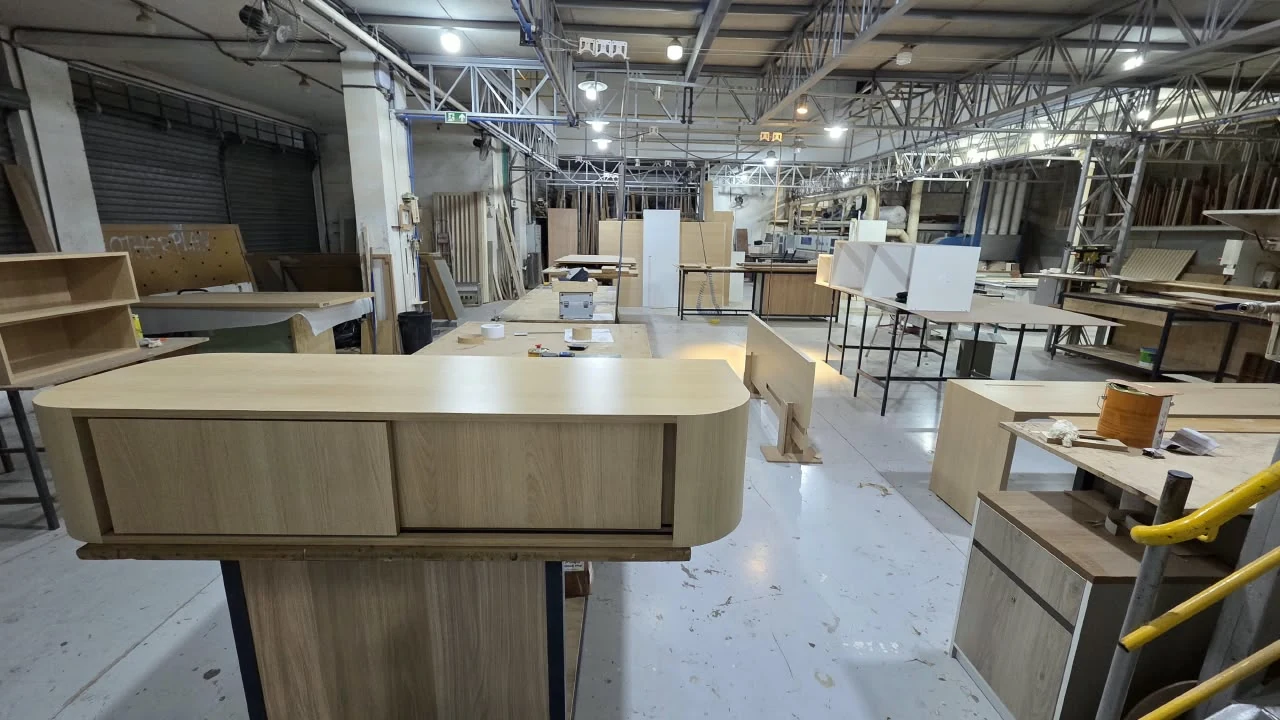 Bancada de marcenaria em produção dentro da oficina