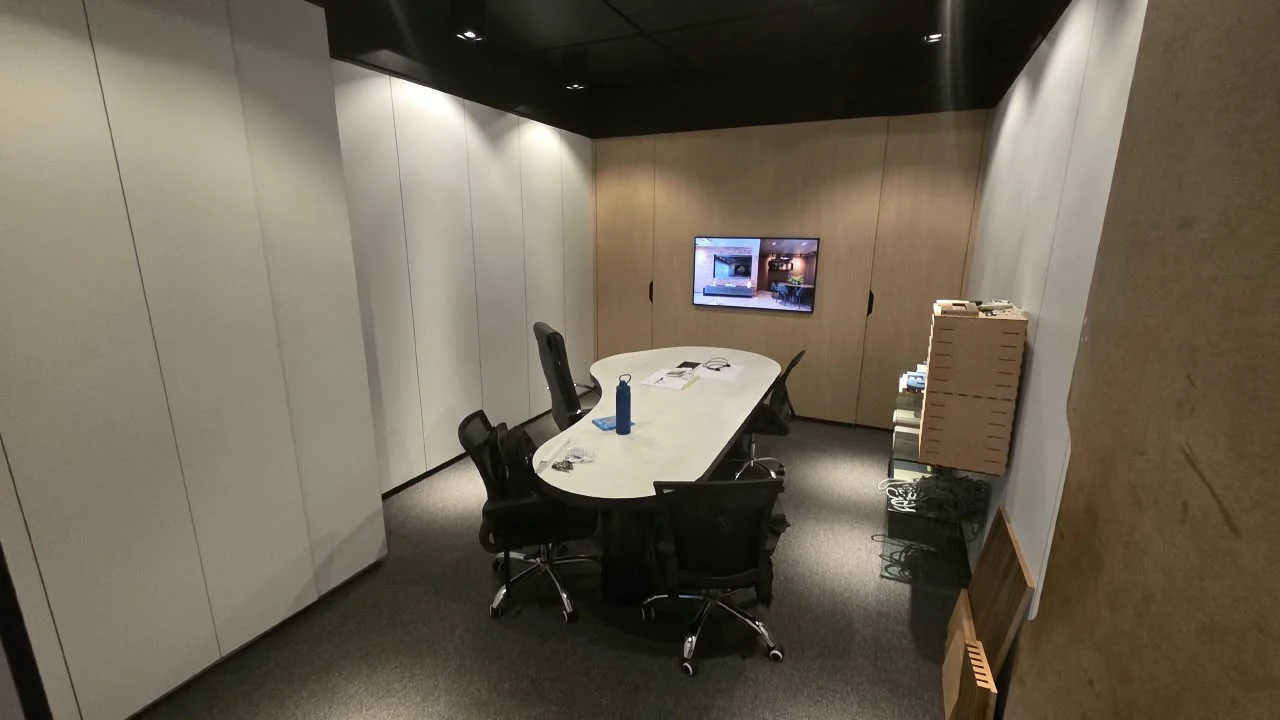 Sala de reunião da Vottivo com mesa e cadeiras