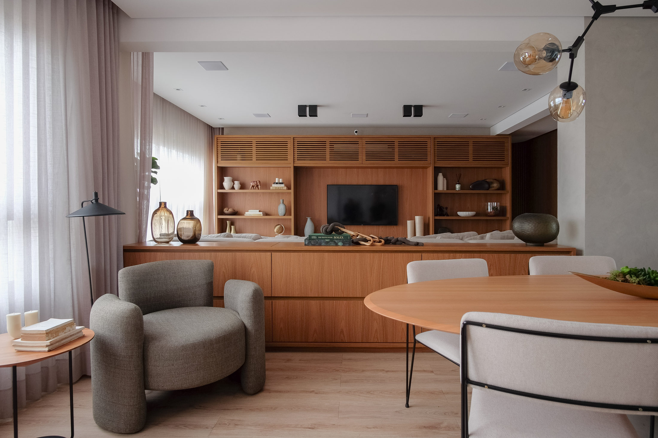 Projeto Vila Mariana 2024: Sala com marcenaria planejada.