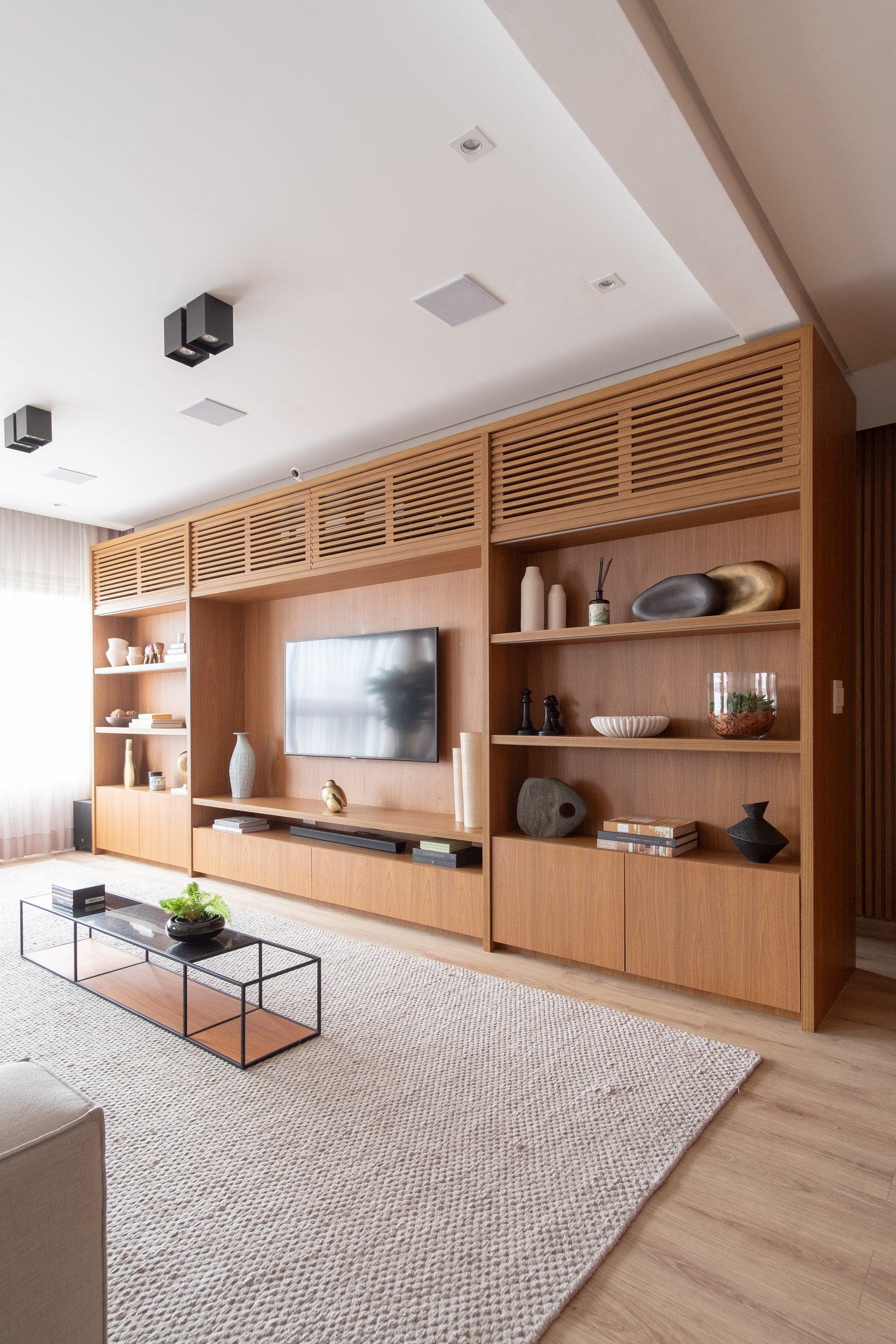 Projeto Vila Mariana 2024: Sala com marcenaria planejada.