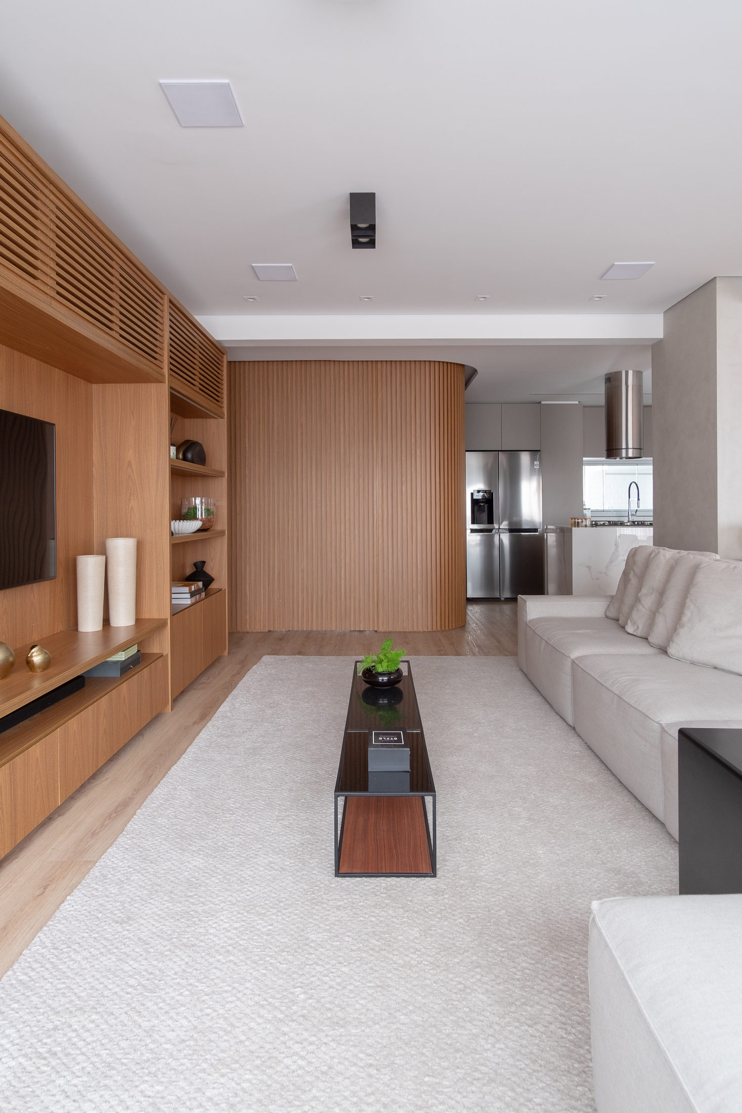 Projeto Vila Mariana 2024: Sala com marcenaria planejada.