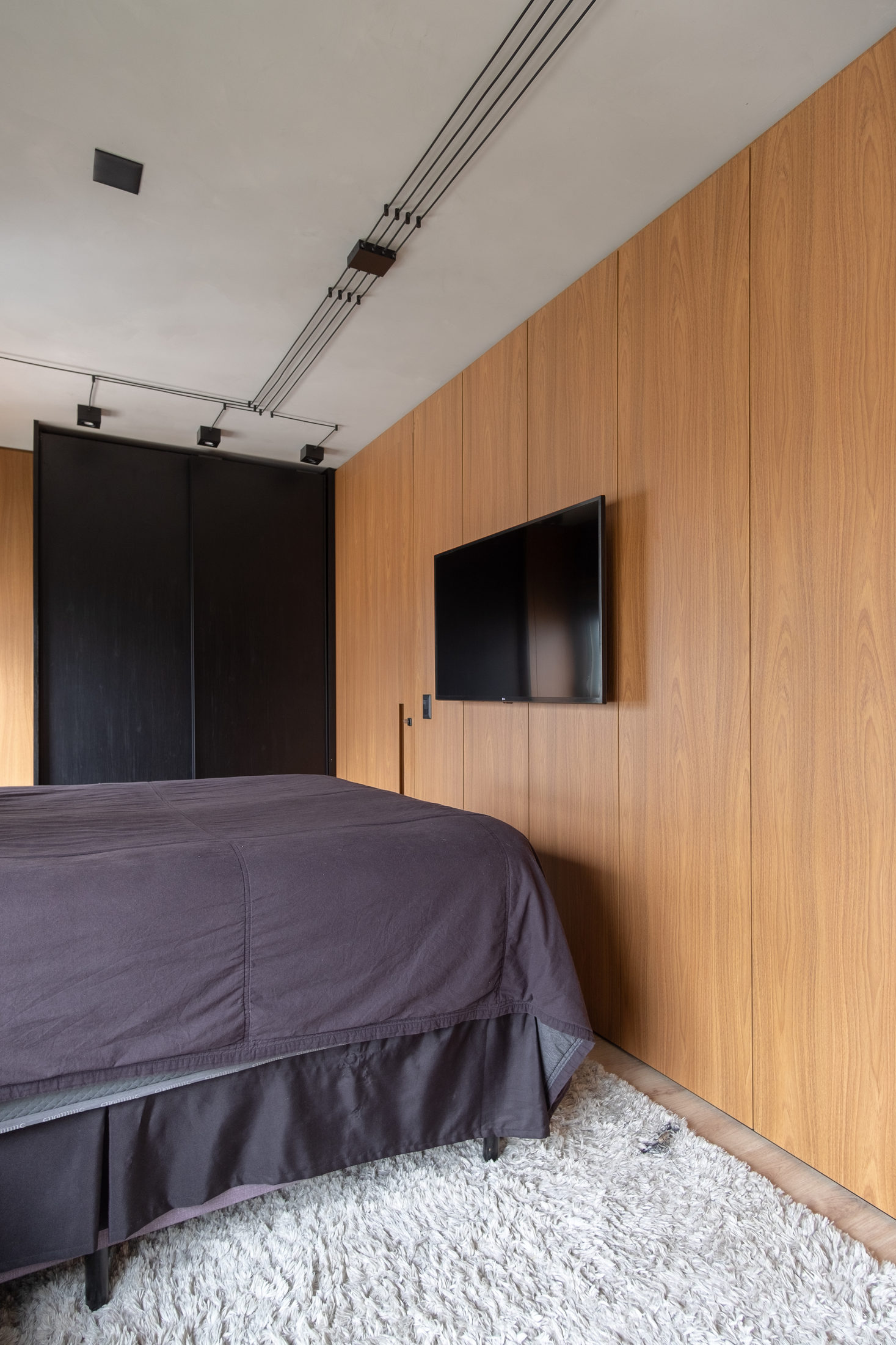 Projeto Vila Mariana 2024: Quarto com marcenaria planejada.