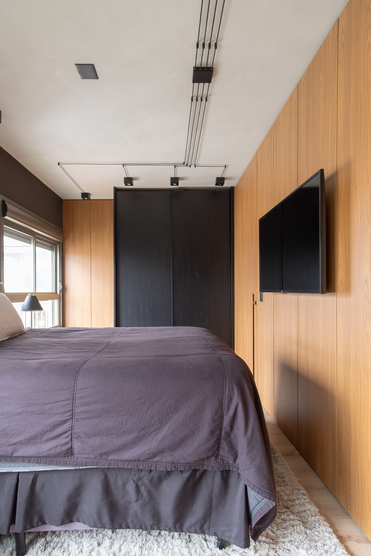 Projeto Vila Mariana 2024: Quarto com marcenaria planejada.