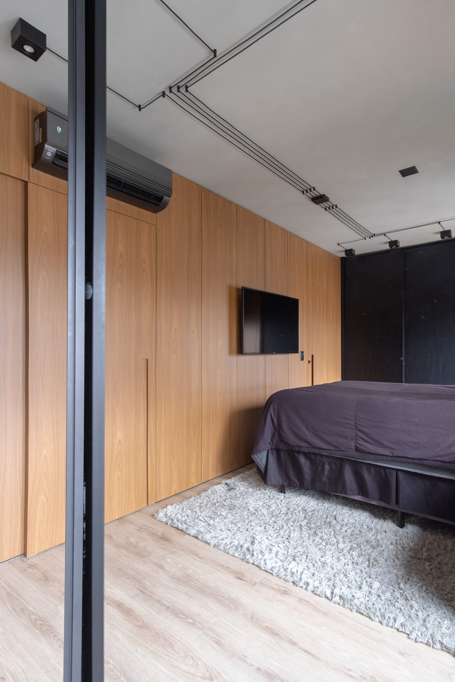 Projeto Vila Mariana 2024: Quarto com marcenaria planejada.