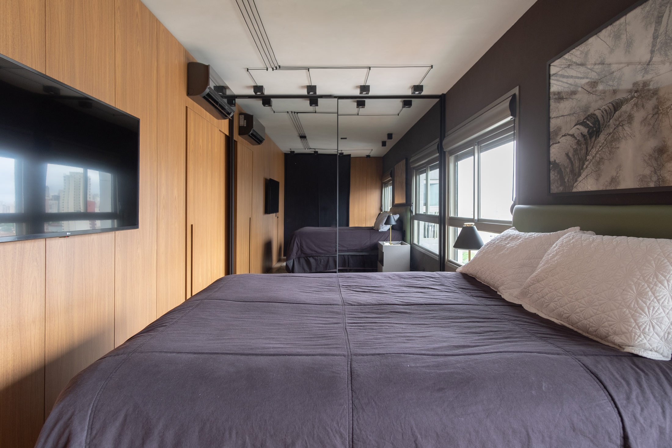 Projeto Vila Mariana 2024: Quarto com marcenaria planejada.
